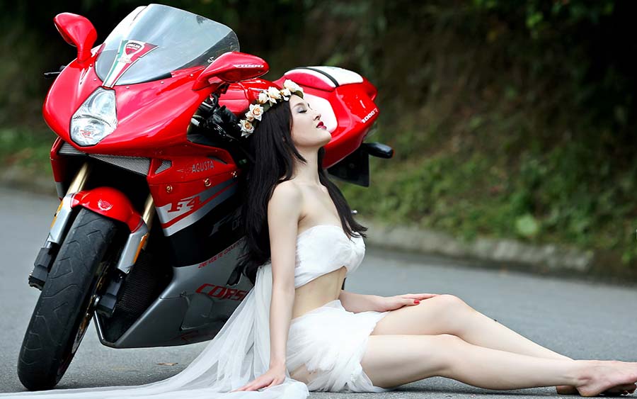 Beautiful girls and motorcycles in Sagamihara